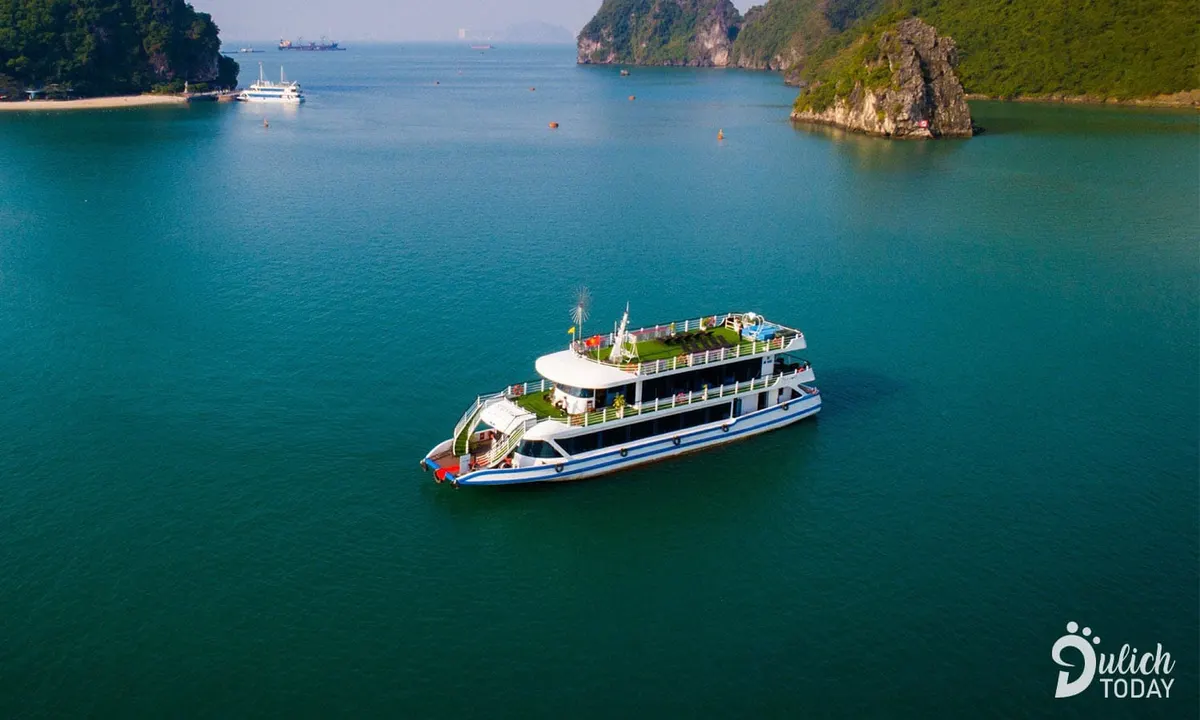 Du thuyền Hạ Long trên Vịnh Hạ Long